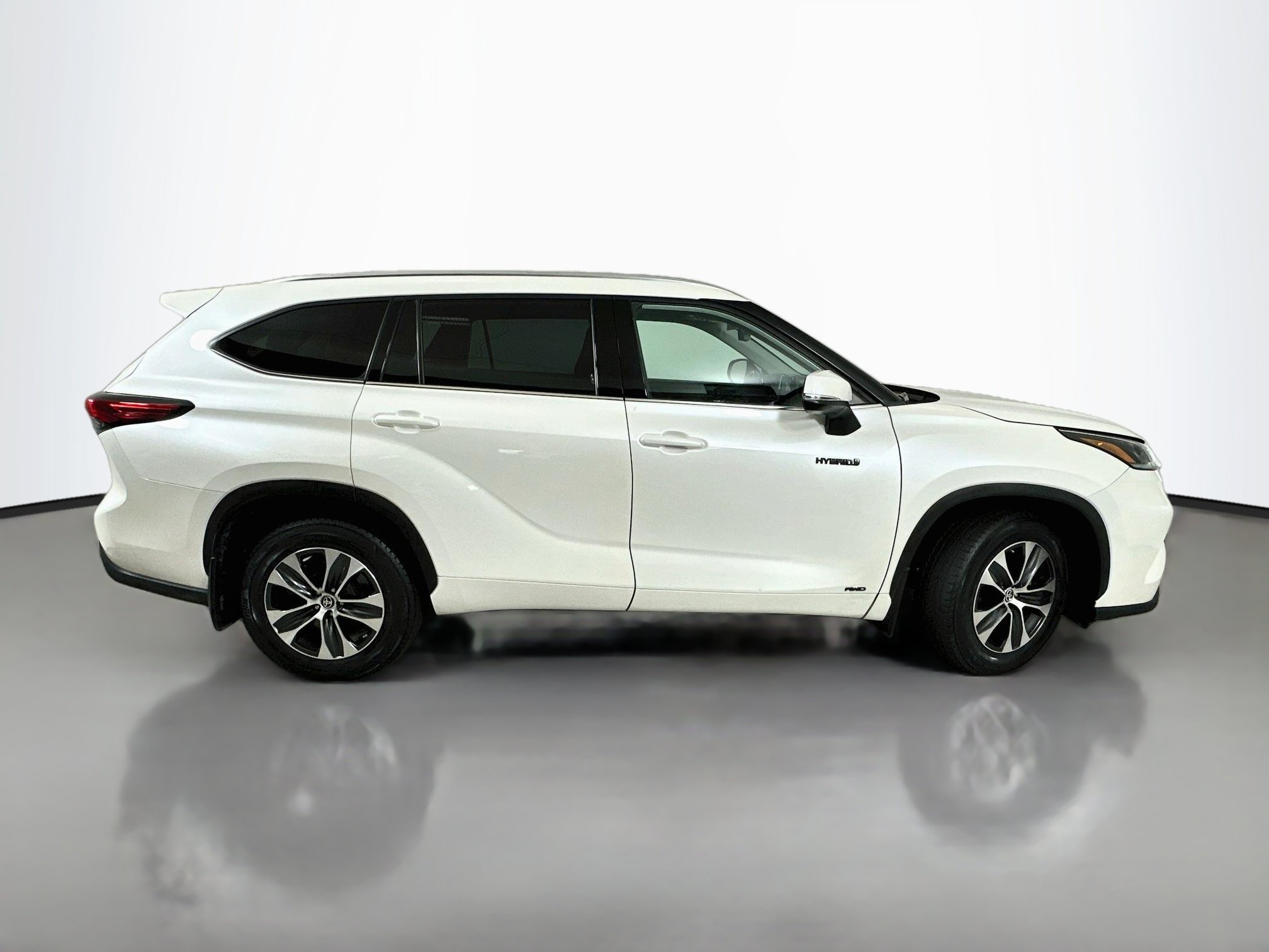 Used 2021 Toyota Highlander XLE AWD/4WD image 8