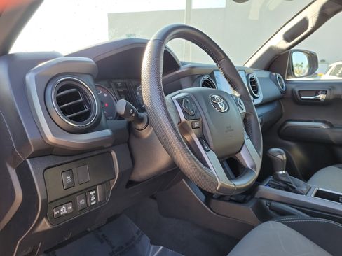 Used 2022 Toyota Tacoma TRD Sport image 9