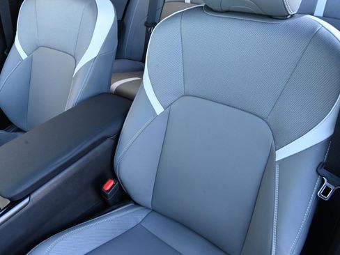 Used 2025 Toyota Camry SE image 9