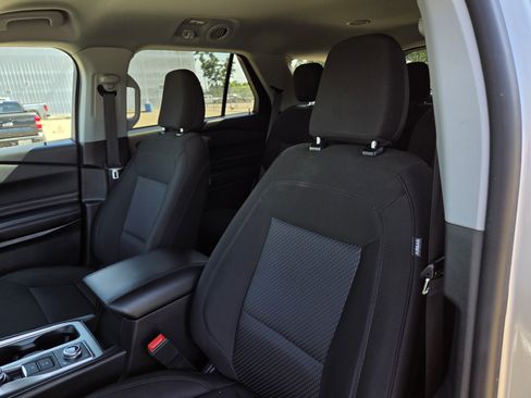 Used 2024 Ford Explorer XLT AWD/4WD image 13