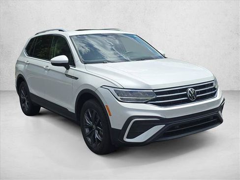 Used 2023 Volkswagen Tiguan SE w/ Panoramic Sunroof Package FWD image 3