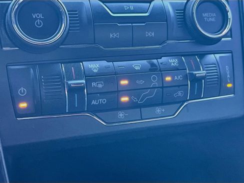 Used 2018 Ford Explorer XLT w/ Equipment Group 201A FWD image 15