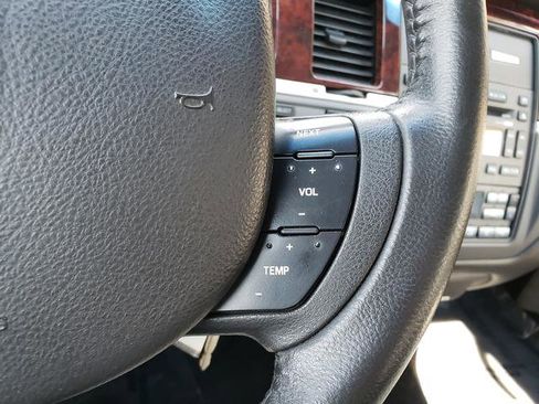 Used 2010 Lincoln Town Car Signature Limited image 22