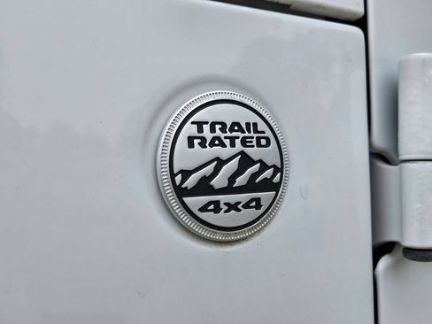 Used 2019 Jeep Wrangler Unlimited Sahara AWD/4WD image 11