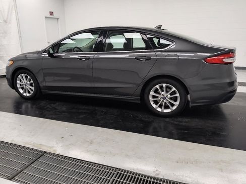 Used 2019 Ford Fusion SE FWD image 3
