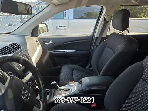 Used 2019 Dodge Journey SE w/ Connectivity Group FWD image 3