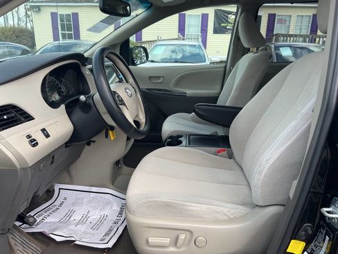 Used 2013 Toyota Sienna LE w/ Towing Pkg image 12