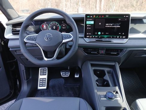 New 2026 Volkswagen Tiguan SE R-Line FWD image 13