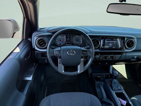 Used 2017 Toyota Tacoma TRD Sport w/ Tow Package (A/T) AWD/4WD image 7