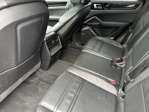 Used 2021 Porsche Cayenne AWD/4WD image 11