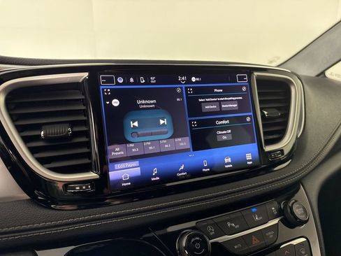 Used 2021 Chrysler Pacifica Touring w/ S Appearance Package FWD image 18