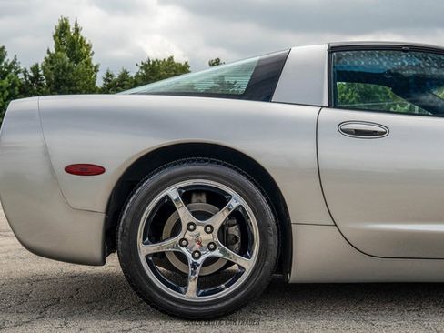 Used 2004 Chevrolet Corvette Coupe w/ Roof Package RWD image 8