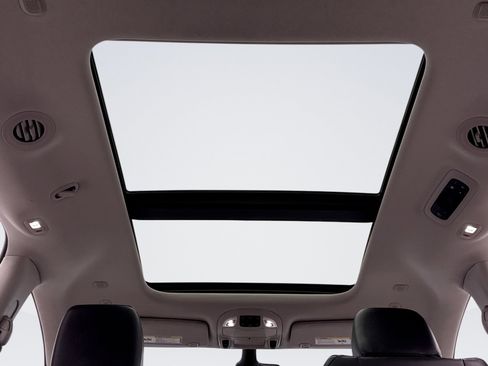 Used 2024 Chrysler Pacifica Touring-L w/ Road Tripper Package image 23