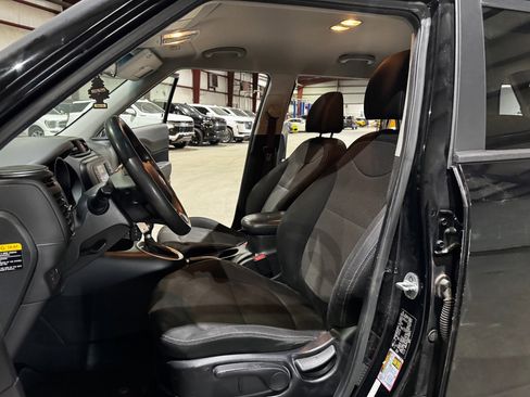 Used 2017 Kia Soul + image 14