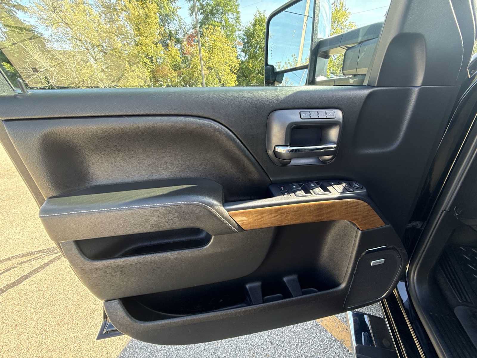 Certified 2018 Chevrolet Silverado 1500 LTZ w/ LTZ Plus Package AWD/4WD image 20