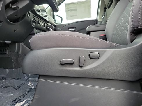 Used 2025 Nissan Frontier SV w/ Tow Package image 16