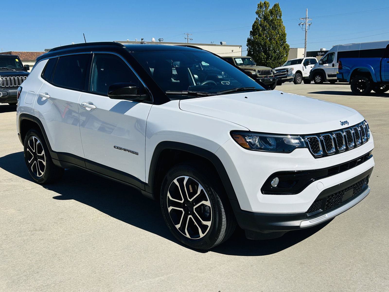 Used 2023 Jeep Compass Limited w/ Sun and Sound Group AWD/4WD image 2