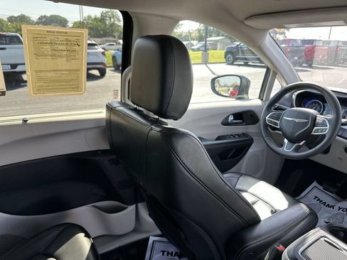 Used 2023 Chrysler Pacifica Touring-L FWD image 15