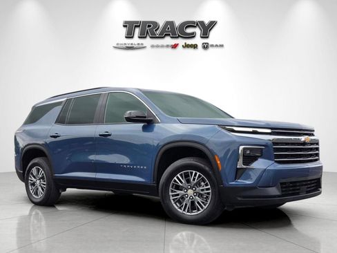 Used 2025 Chevrolet Traverse LT FWD image 2