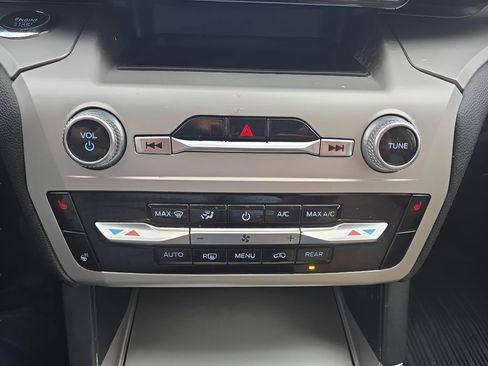 Used 2022 Ford Explorer XLT w/ Equipment Group 202A AWD/4WD image 18