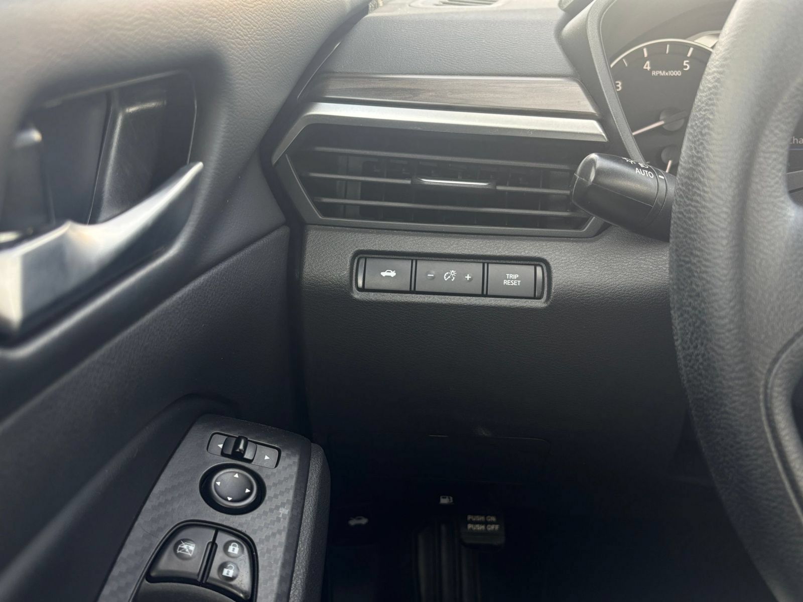 Used 2025 Nissan Altima 2.5 SV FWD image 31