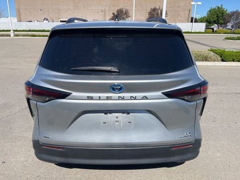 Used 2024 Toyota Sienna LE w/ LE Plus Package image 6
