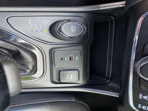 Certified 2020 Jeep Cherokee Latitude Plus AWD/4WD image 16