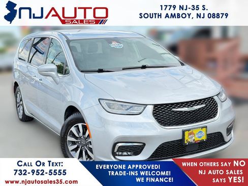Used 2022 Chrysler Pacifica Touring-L FWD image 1