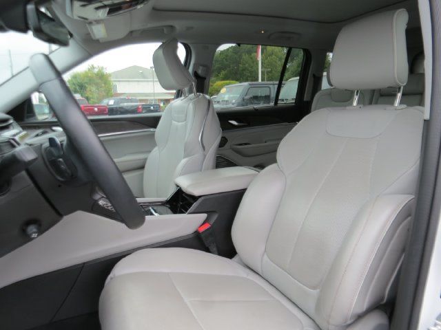 Used 2023 Jeep Grand Cherokee Overland w/ Adv Protech Group III AWD/4WD image 14
