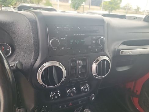 Used 2012 Jeep Wrangler Unlimited Sahara w/ Connectivity Group AWD/4WD image 11