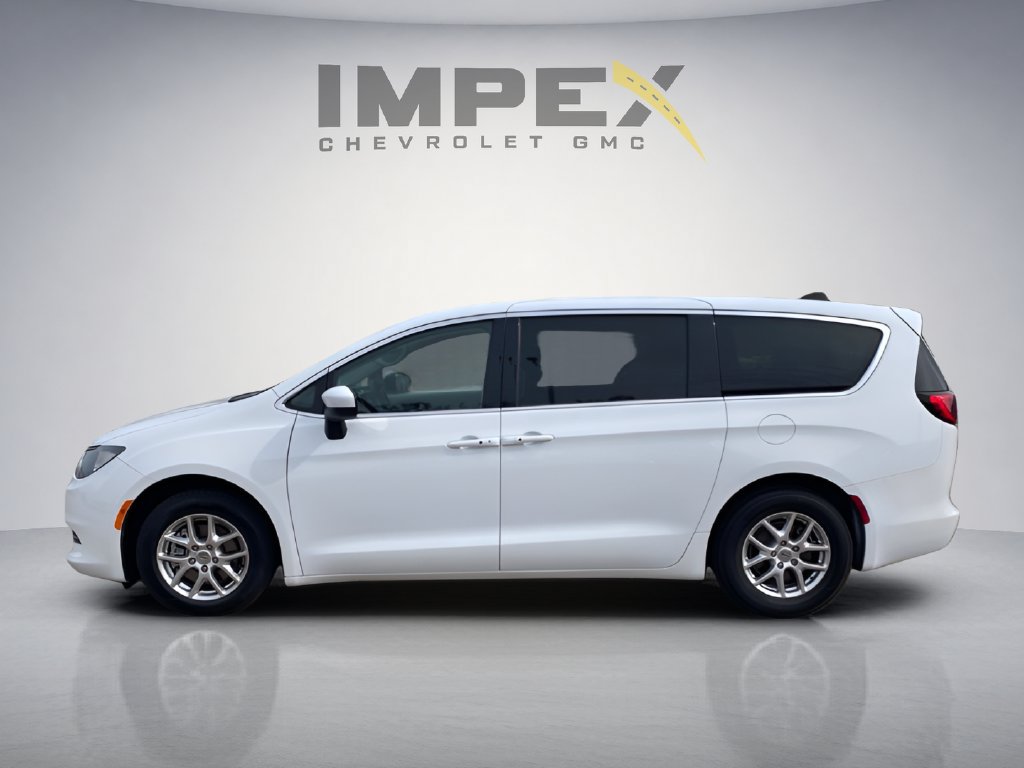 Used 2023 Chrysler Voyager LX FWD image 2