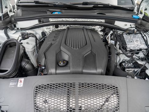 Certified 2025 Porsche Macan AWD/4WD image 28