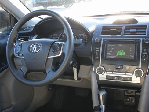 Used 2014 Toyota Camry LE image 9