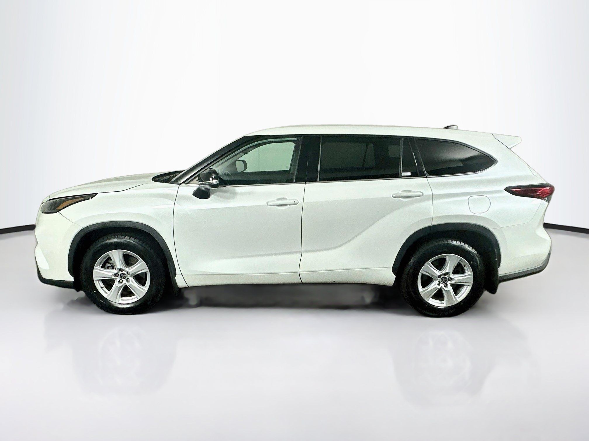 Used 2022 Toyota Highlander LE FWD image 4