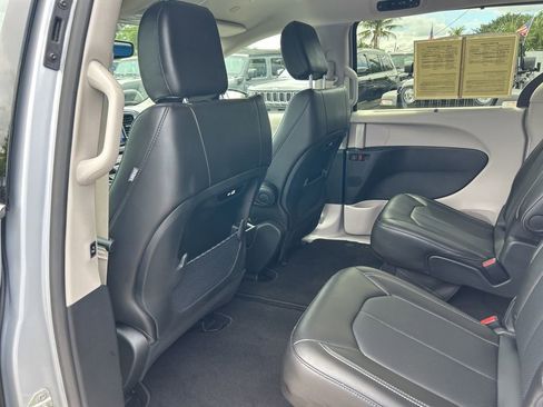 Certified 2024 Chrysler Pacifica Touring-L FWD image 31