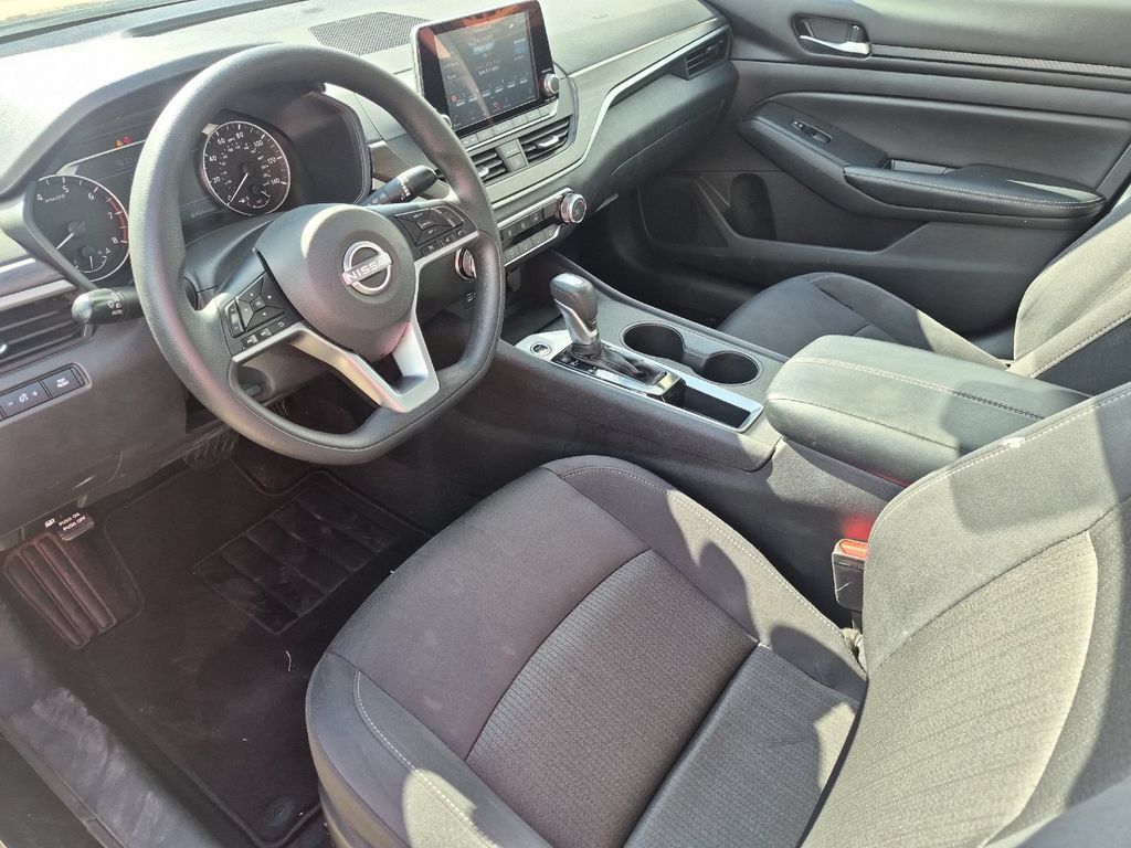 Used 2025 Nissan Altima 2.5 SV FWD image 10