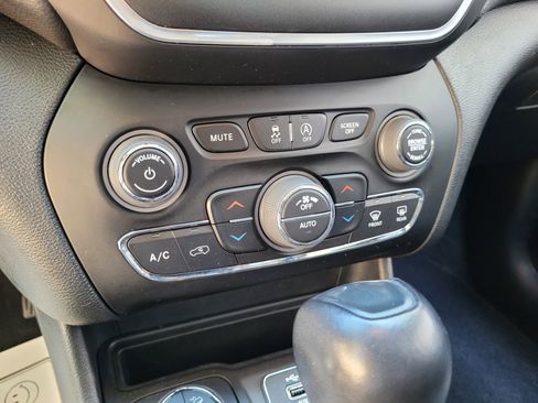 Used 2022 Jeep Cherokee Trailhawk AWD/4WD image 19