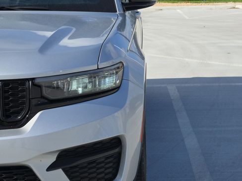 Used 2025 Jeep Grand Cherokee Altitude image 11