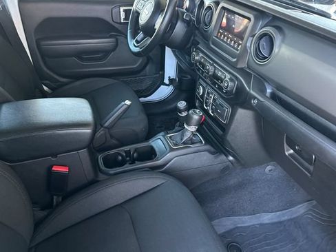 Certified 2022 Jeep Gladiator Sport AWD/4WD image 17