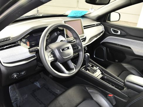 Used 2024 Jeep Compass Latitude AWD/4WD image 2