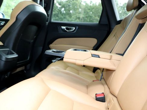 Used 2018 Volvo XC60 T5 Momentum w/ Vision Package image 14