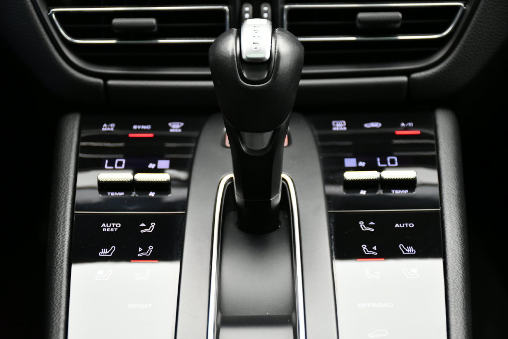 Certified 2024 Porsche Macan AWD/4WD image 29