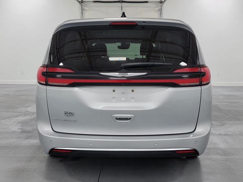 Used 2023 Chrysler Pacifica Touring-L FWD image 8