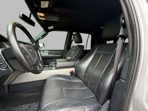 Used 2017 Ford Expedition XLT w/ Equipment Group 202A AWD/4WD image 2