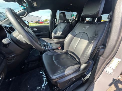 Used 2023 Chrysler Pacifica Touring-L w/ S Appearance Package AWD/4WD image 15