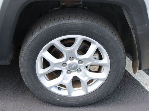Used 2018 Jeep Renegade Latitude w/ Cold Weather Group AWD/4WD image 27