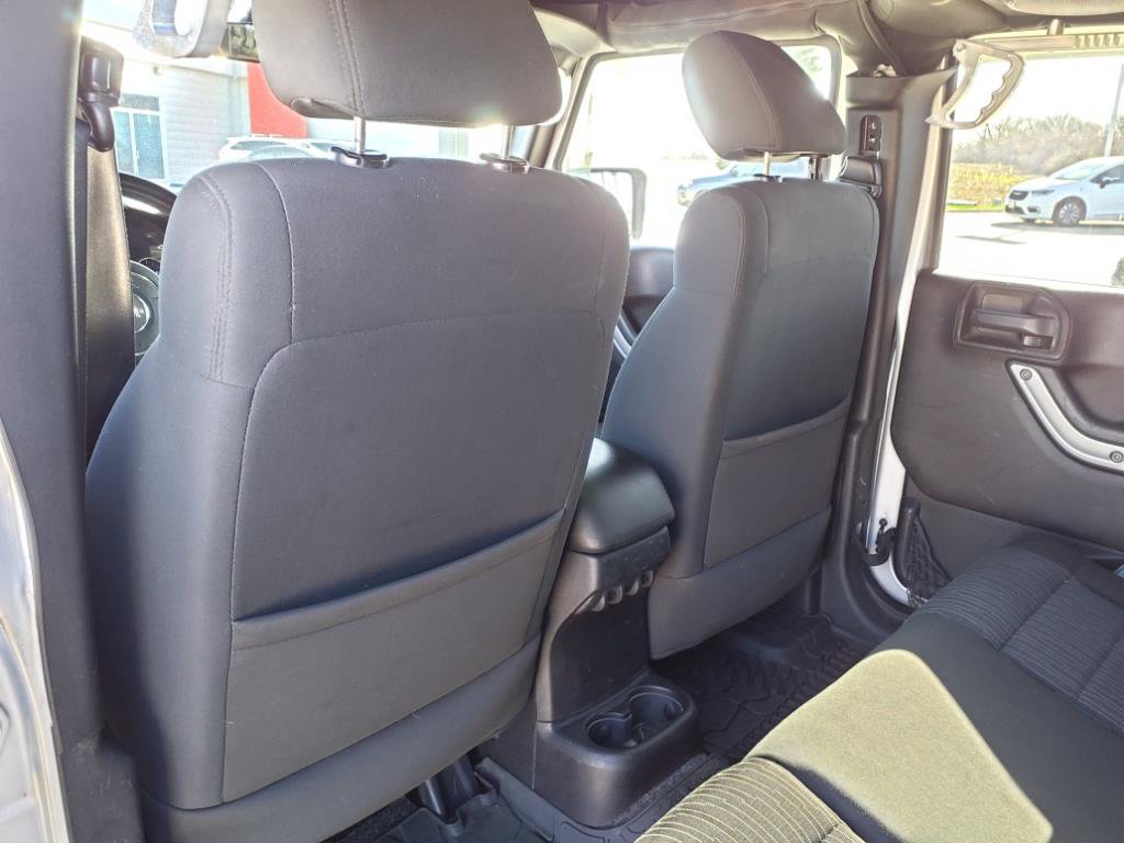 Used 2012 Jeep Wrangler Unlimited Rubicon w/ Max Tow Pkg AWD/4WD image 14
