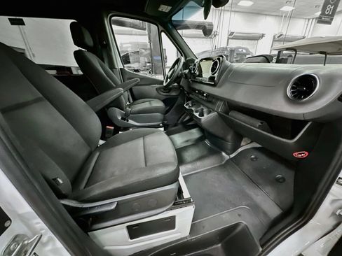 Used 2025 Mercedes-Benz Sprinter 2500 image 28