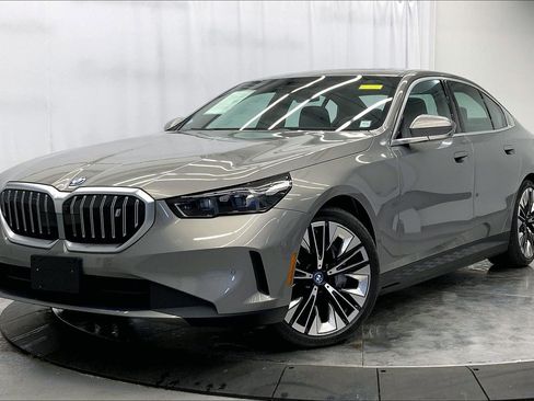 Used 2025 BMW i5 xDrive40 w/ Premium Package AWD/4WD image 2