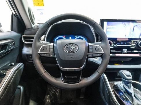 Certified 2026 Toyota Highlander Limited AWD/4WD image 16